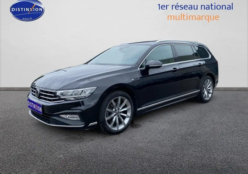 Volkswagen Passat SW noire vue en 3/4 avant droit avec jantes alliage et barres de toit chromées.