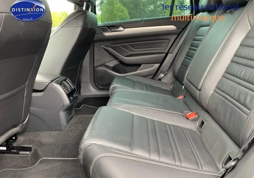 Vue intérieure côté droit des sièges arrière en cuir noir de la Volkswagen Passat SW 2.0 TDI R-Line 2021.