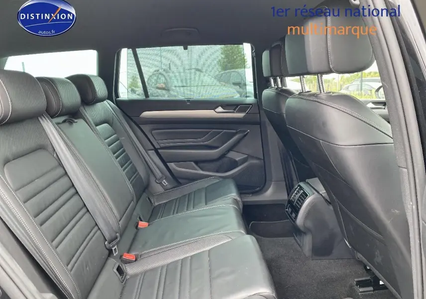 Vue intérieure côté droit des sièges arrière en cuir noir de la Volkswagen Passat SW 2.0 TDI R-Line 2021.