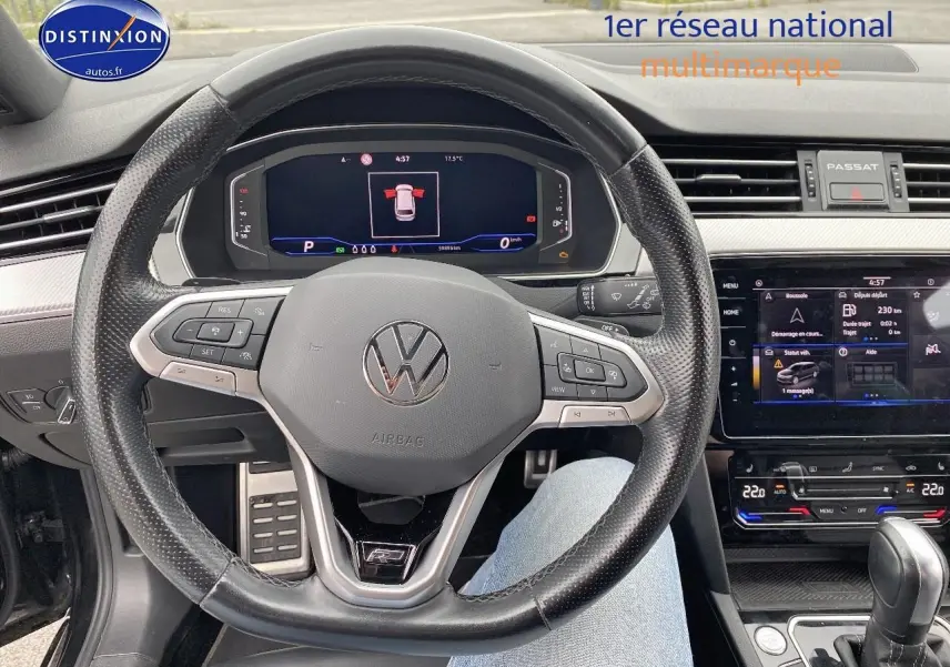 Vue intérieure centrée sur le volant cuir noir et le tableau de bord numérique de la Volkswagen Passat SW 2021.