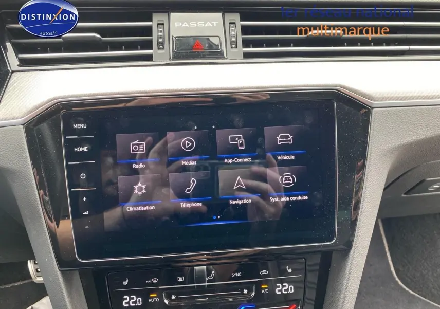 Vue rapprochée de la console centrale de la Volkswagen Passat SW 2021 noire, avec écran tactile et commandes climatisation.