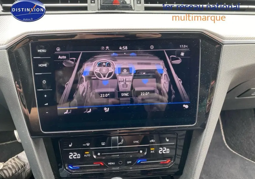 Écran tactile central affichant la climatisation de la Volkswagen Passat SW 2.0 TDI noir, vue intérieure du tableau de bord.