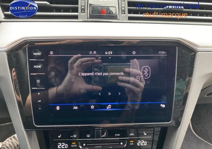 Écran tactile central et commandes de climatisation de la Volkswagen Passat SW noire, vue intérieure frontale.