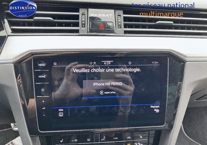 Écran tactile central de la Volkswagen Passat SW noire 2021 avec interface Apple CarPlay visible en gros plan