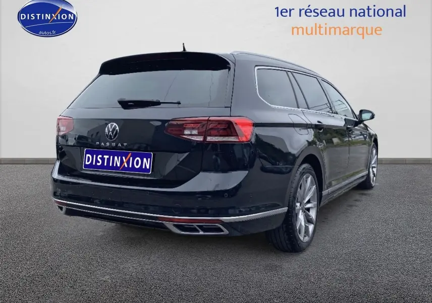 Volkswagen Passat SW noire vue 3/4 arrière droit avec feux arrière LED et jantes alu visibles