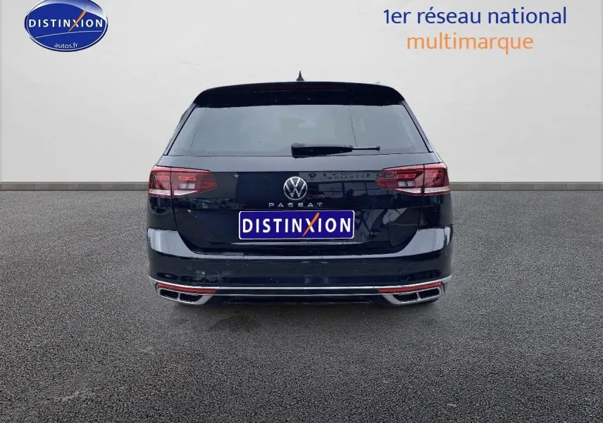 Vue arrière d'une Volkswagen Passat SW noire avec feux LED et double sortie d'échappement chromée.