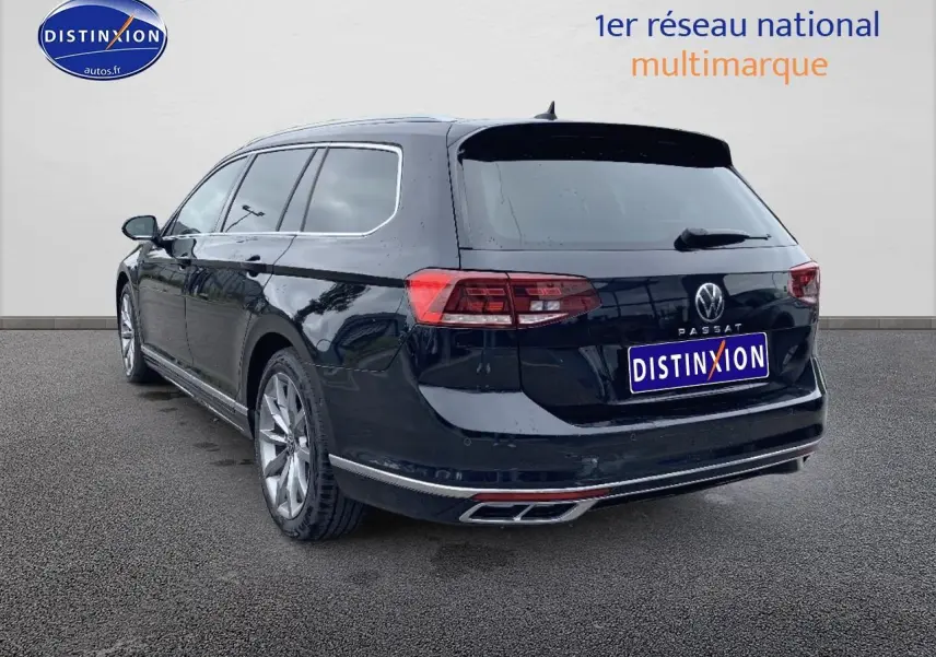 Volkswagen Passat SW noire vue 3/4 arrière droit avec jantes alu et feux arrière LED visibles