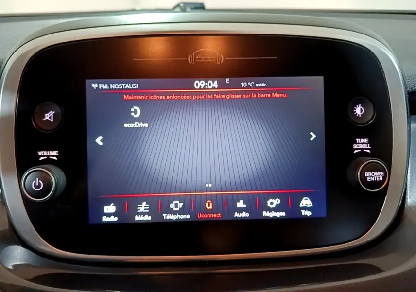 Écran tactile central du tableau de bord de la Fiat 500X gris foncé, affichant le menu Uconnect.