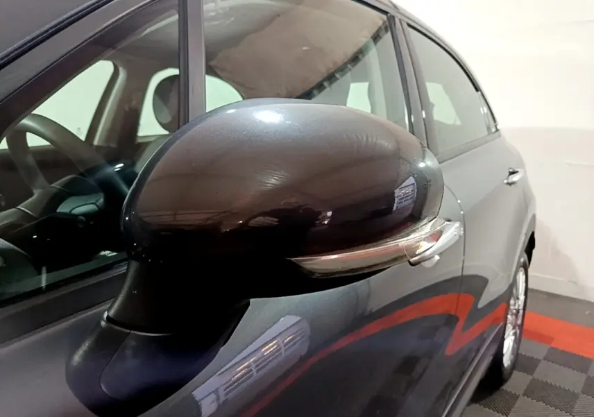 Rétroviseur droit gris foncé de la FIAT 500X 2019, vue rapprochée côté passager avec reflet intérieur visible.