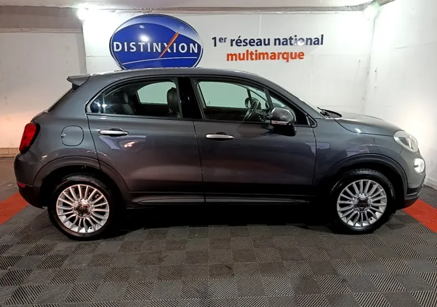 Vue latérale droite d'une FIAT 500X City Cross gris foncé, avec jantes alliage et rétroviseurs chromés.