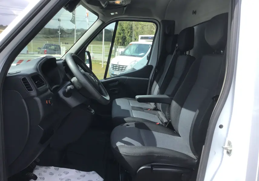 Vue intérieure côté conducteur du Renault Master Châssis Cabine blanc 2023, montrant les sièges et le tableau de bord.