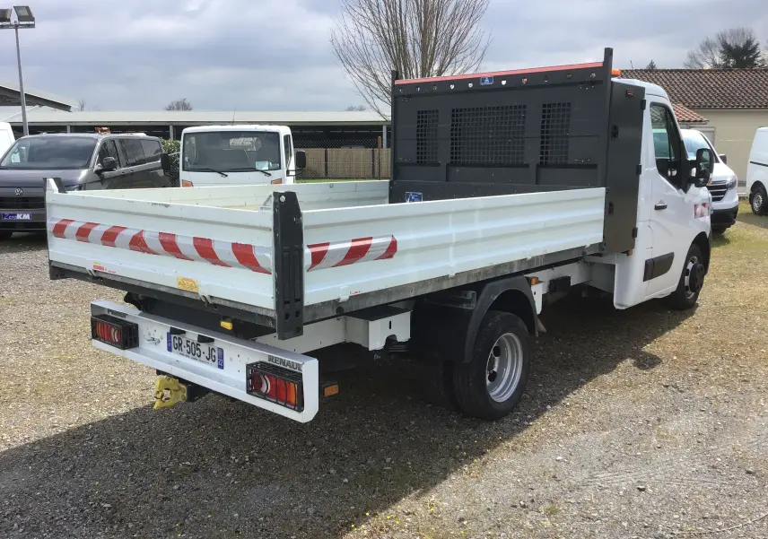Renault Master Châssis cabine blanc vu en 3/4 arrière droit, avec benne et coffre, roues jumelées et marquages rouges.