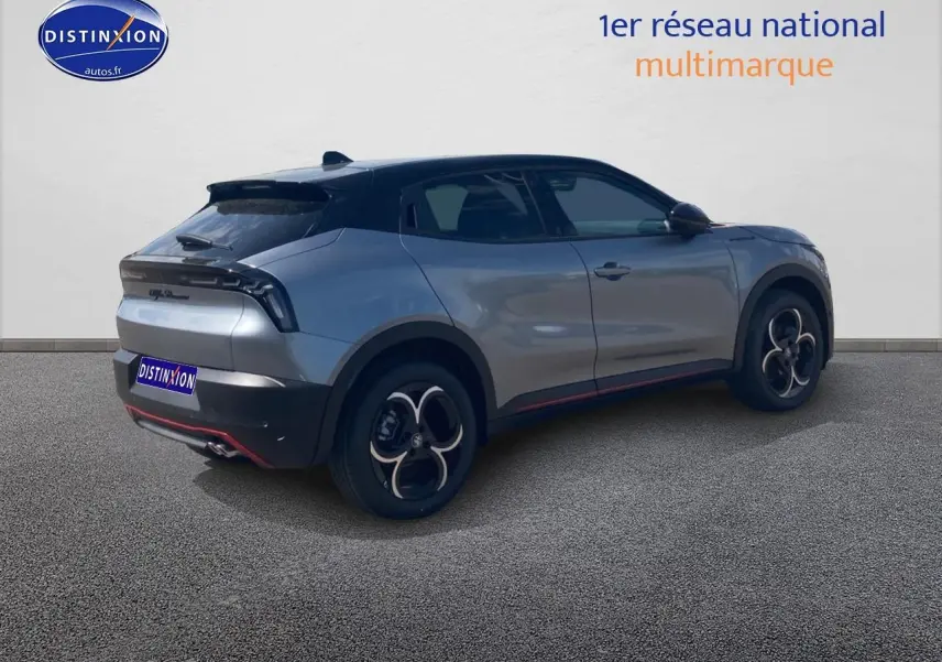 Vue 3/4 arrière droite d'une Alfa Romeo Junior gris t/noir avec jantes alliage et vitres teintées.