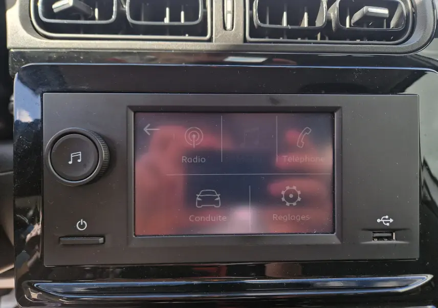 Gros plan sur l’écran tactile central et les aérateurs supérieurs du tableau de bord d’une Citroën C3 Société blanche.
