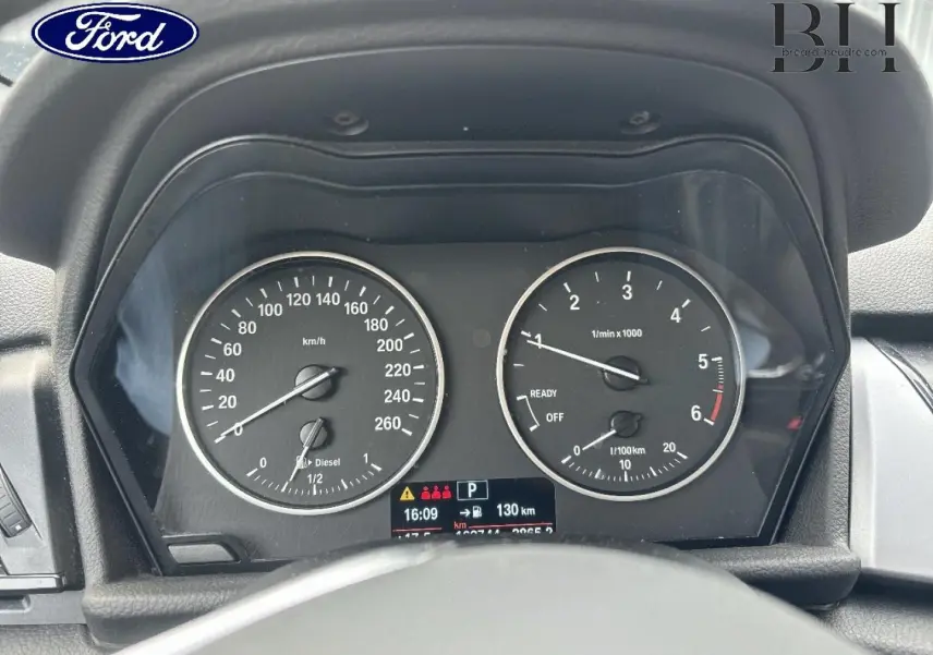 Vue rapprochée du tableau de bord de la BMW Série 2 Active Tourer 216dA 2015, avec compte-tours et compteur de vitesse Diesel.