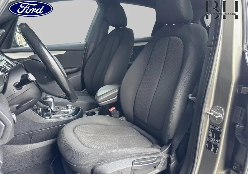 Vue intérieure côté conducteur de la BMW Série 2 Active Tourer 216dA 2015 en Platinumsilber avec sièges tissu anthracite.
