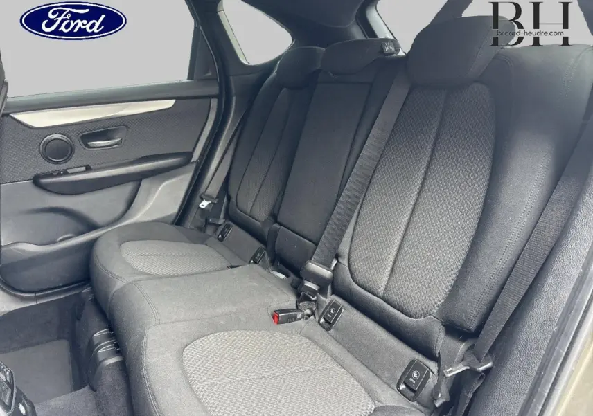 Vue intérieure sur la banquette arrière en tissu anthracite avec ceintures et fixations Isofix visibles.