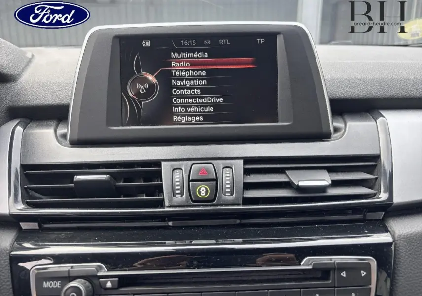 Vue rapprochée de l’écran central et des commandes de la console d’une BMW Série 2 Active Tourer 216dA 2015, finition Business.