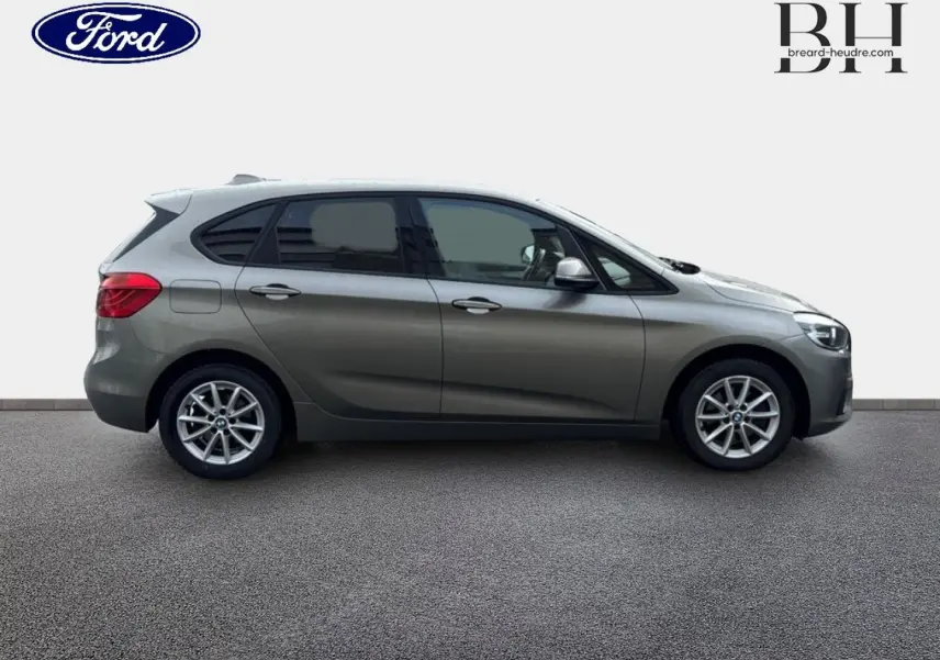 BMW Série 2 Active Tourer 216dA 2015 vue profil côté gauche en Platinumsilber avec jantes alu et vitres teintées.
