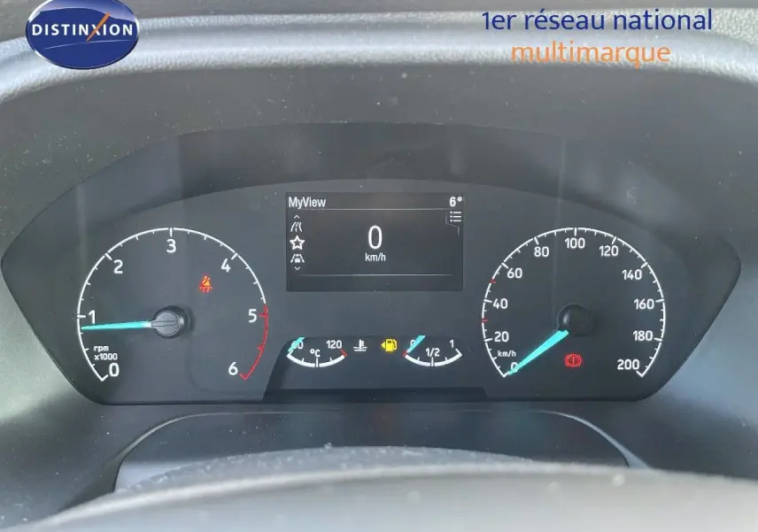 Tableau de bord du Ford Transit Fourgon blanc 2023, affichage numérique et compteurs analogiques au ralenti.