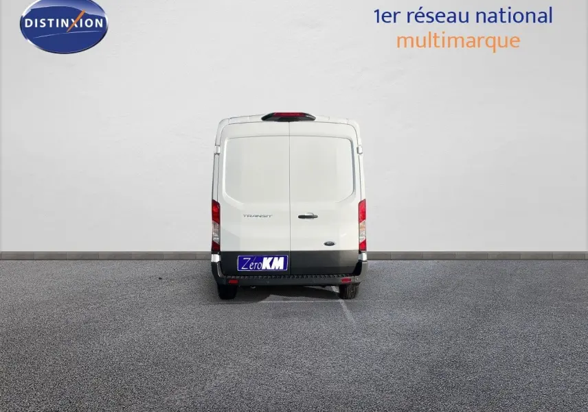 Vue arrière d'un fourgon Ford Transit blanc 2023, modèle 350 L3H2, garé devant un mur blanc.