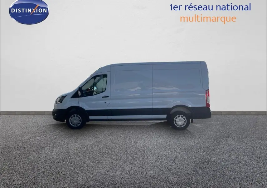 Vue latérale gauche d'un fourgon Ford Transit blanc 2023 avec bande noire basse et roues acier.