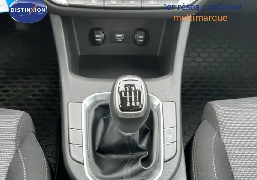 Le levier de vitesses manuel noir de la Hyundai i30 2023, vue de dessus sur la console centrale.