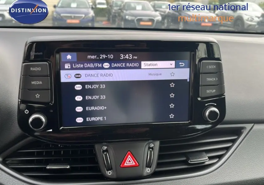 Vue rapprochée de l’écran multimédia central de la Hyundai i30 2023 avec interface radio DAB/FM affichée.