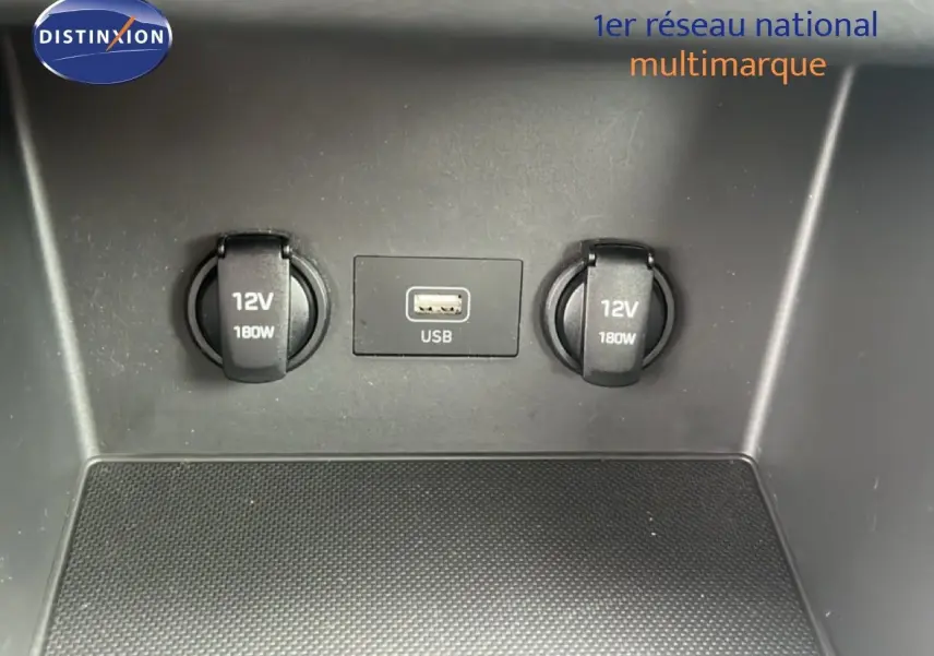 Prise USB et deux prises 12V 180W dans la console centrale d'une Hyundai i30 blanche nacrée 2023.