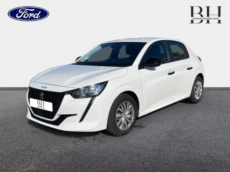Peugeot 208 AFFAIRE blanc banquise vue 3/4 avant droit sur fond neutre avec jantes et calandre noire.