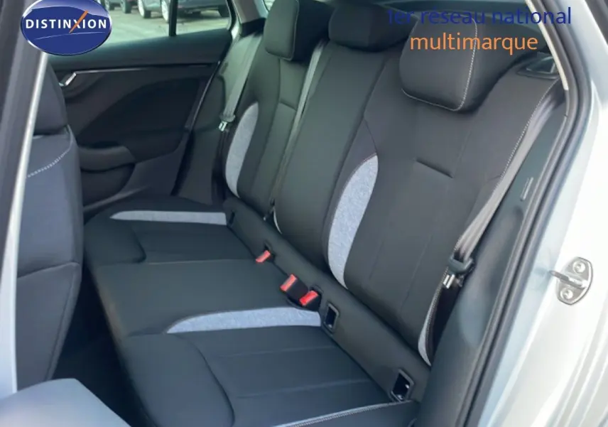 Vue intérieure du siège arrière côté droit d’un Skoda Kamiq gris argent, avec sellerie tissu noir et inserts gris clair.