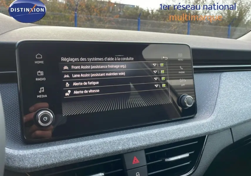 Écran central du tableau de bord du Skoda Kamiq affichant les réglages des aides à la conduite.