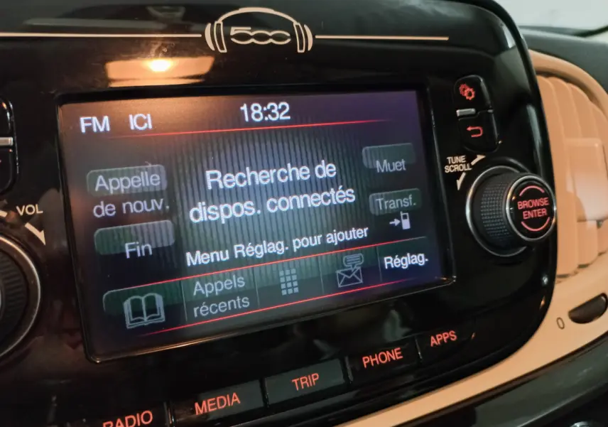 Écran tactile central noir de la FIAT 500 Lounge 2018 affichant la recherche de dispositifs connectés.
