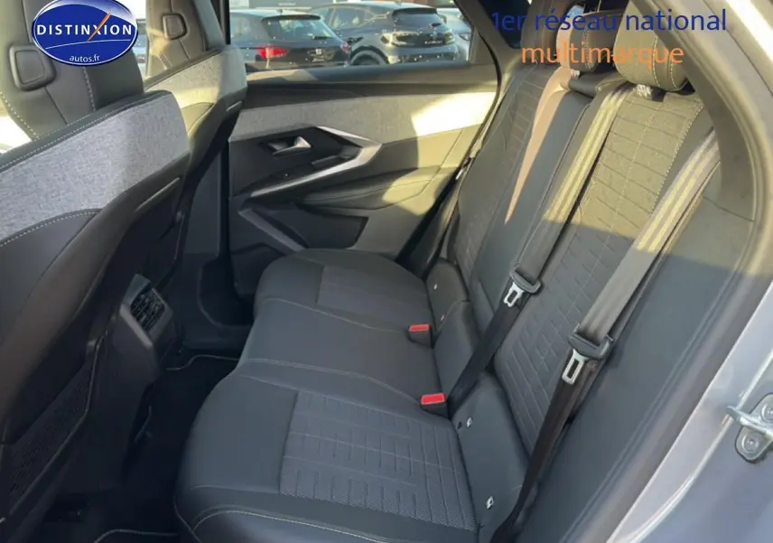 Vue côté droit de la banquette arrière grise du Peugeot 3008 1.2 hybrid 145 GT avec ceintures et appuis-tête.