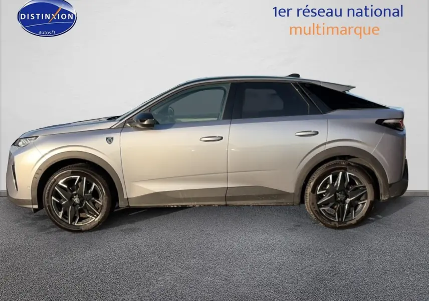 Vue latérale gauche d'un Peugeot 3008 gris 2025 avec jantes alliage noires et toit noir contrasté.