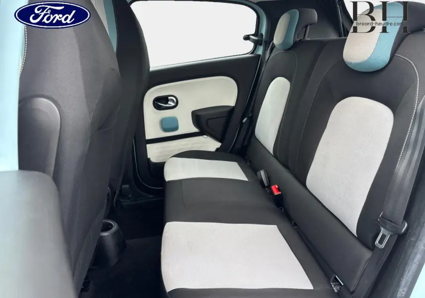 Vue intérieure côté droit de la banquette arrière bicolore noir et gris clair de la Renault Twingo Bleu Dragée 2014.