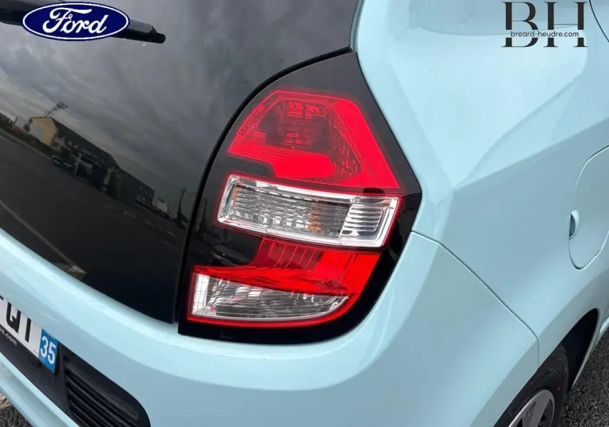 Feu arrière droit d'une Renault Twingo 2014 Bleu Dragée, avec hayon noir brillant et partie latérale visible.