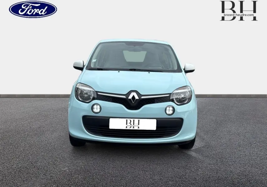 Vue frontale d'une Renault Twingo 1.0 SCe 70ch Zen en bleu dragée avec phares ronds et calandre noire.