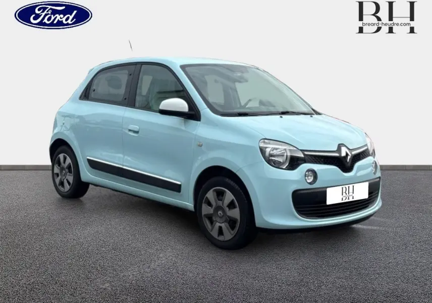 Renault Twingo Bleu Dragée vue 3/4 avant droit, avec becquet arrière et jantes noires et grises.