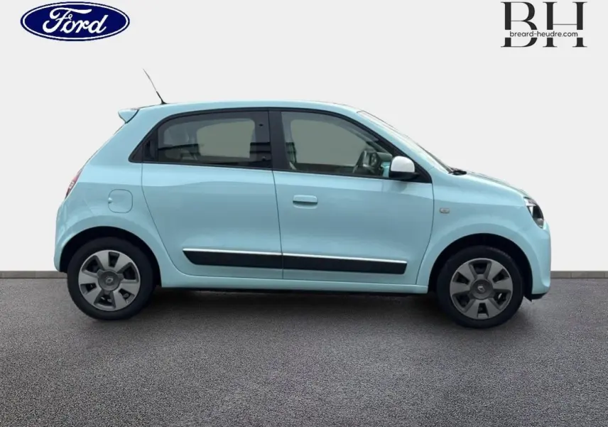 Profil droit d'une Renault Twingo 1.0 SCe 70ch Zen 2014 en Bleu Dragée avec baguettes latérales noires et jantes spécifiques.