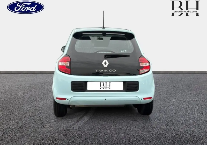 Vue arrière d'une Renault Twingo 2014 Bleu Dragée avec hayon noir et feux arrière rouges visibles.