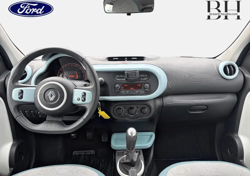 Tableau de bord intérieur Renault Twingo 2014 bleu dragée, vue frontale avec volant et levier de vitesses manuelle.
