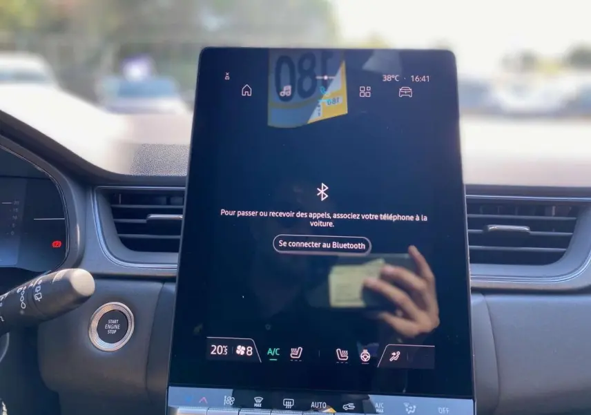 Intérieur Renault Captur 2025, vue centrale du tableau de bord avec écran tactile vertical affichant connexion Bluetooth.