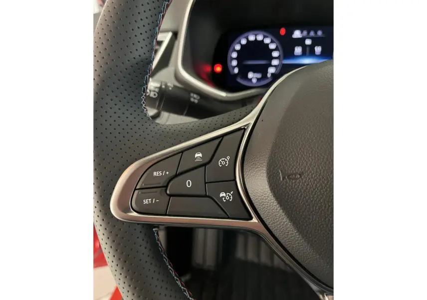 Gros plan sur les commandes à gauche du volant perforé noir avec surpiqûres bleu blanc rouge de la Renault Clio Esprit Alpine rouge 2024