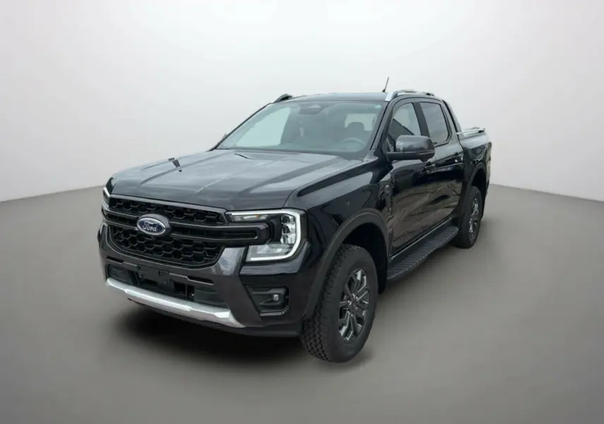 Ford Ranger 2025 noir agate en vue 3/4 avant droit, mettant en valeur sa calandre imposante et ses jantes robustes.