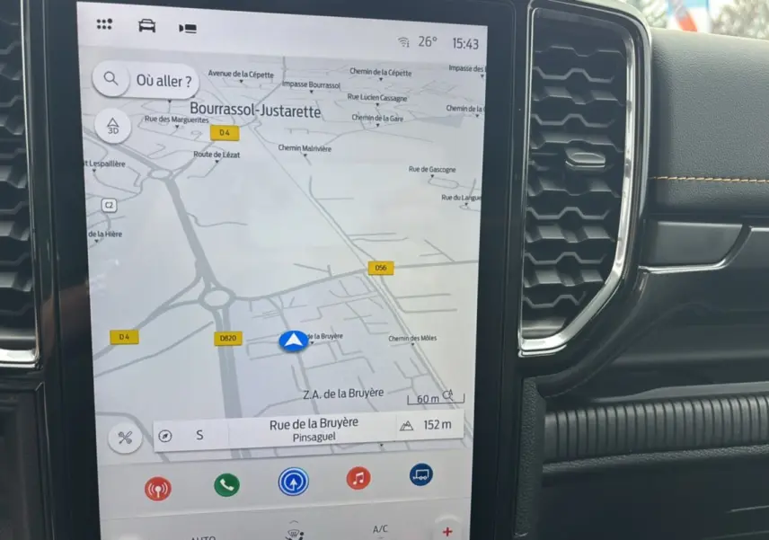 Écran tactile du système de navigation du Ford Ranger 2025 Wildtrak Plus, intérieur noir avec surpiqûres jaunes.