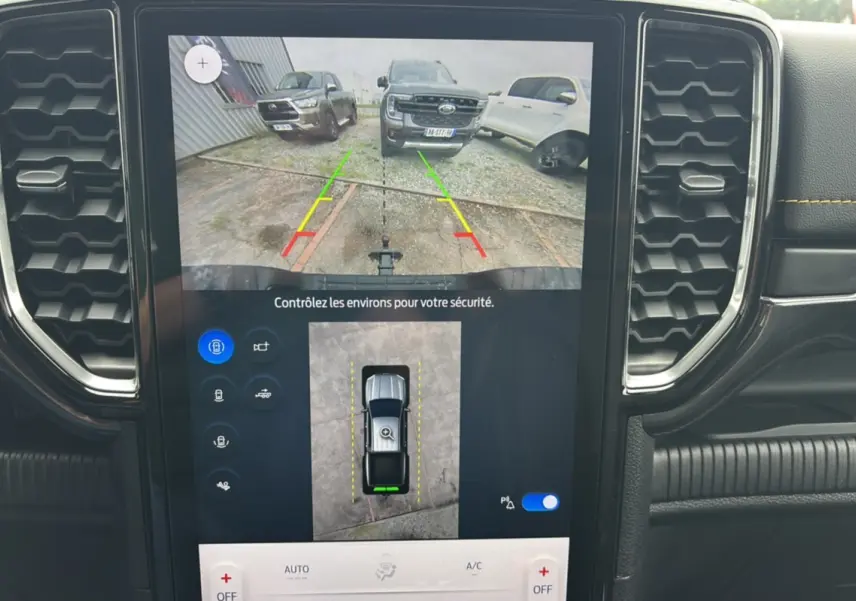 Écran central du Ford Ranger 2025 Wildtrak Plus noir agate montrant la caméra de recul et l'aide au stationnement.
