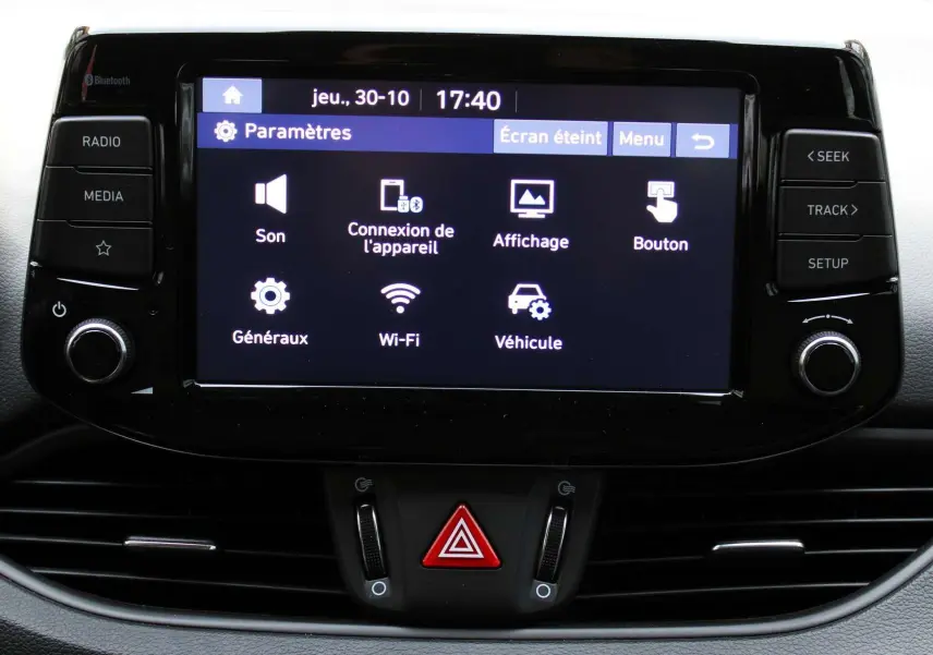 Écran tactile central de la Hyundai i30 SW 2024 affichant les paramètres multimédia et connectivité Bluetooth.