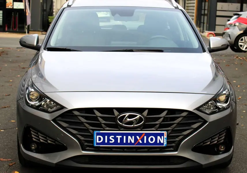 Vue côté gauche des sièges arrière gris et noirs de la Hyundai i30 SW 2024 en Shimmering Silver.