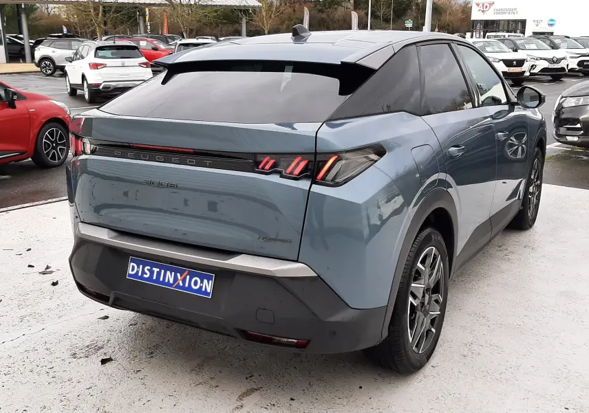 Vue 3/4 arrière droite d'un Peugeot 3008 III Hybrid 145 Allure bleu Ingaro avec feux arrière LED distinctifs.